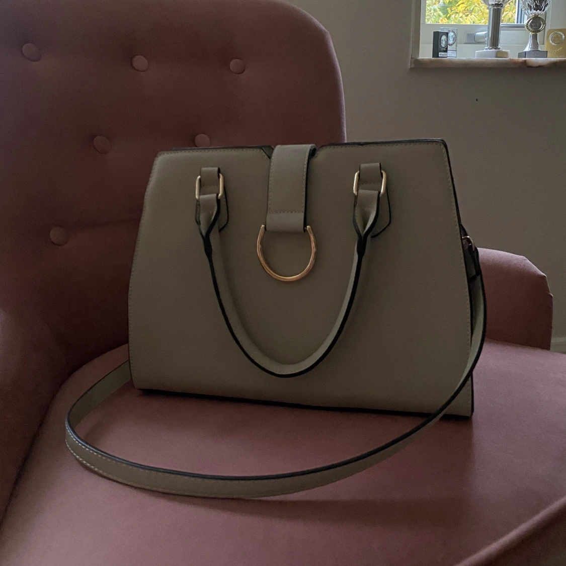 Mellanstor beige väska