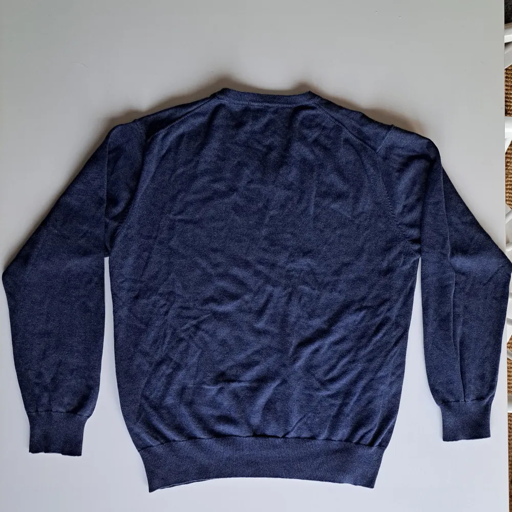 Marinblå pullover ifrån Gant |Storlek L men passar M | 100% bomull | Inga defekter | Säljer för 199kr men kan diskutera priset!. Tröjor & Koftor.