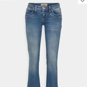 Säljer LTB Valerie bootcut jeans som är slutsålda överallt! Dom är väldigt Lågmidjade om man jämför med andra lite lågmidjade jeans. 💞Nypris är 909kr💞 Bra skick, inga skador, i stort sätt aldrig använda! Tryck gärna på köp nu och ställ gärna frågor💗 