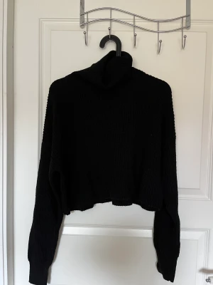 Stickad tröja - Svart stickad tröja från Bik Bok. Använd men i gott skick! Kan mötas i Gävle annars står köpare för frakt🧡