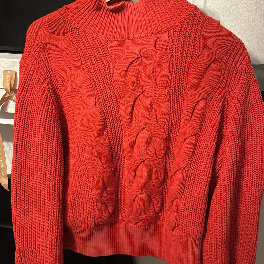  En röd stickad tröja från Gina Tricot storlek L använt några gånger passar perfekt i vinter varmare upp kroppen och är som en ny. Tröjor & Koftor.