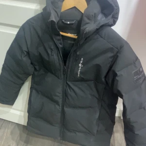 Sail racing jacka i bra skick  - Hej säljer min sail racing jacka som bara legat i garderoben och bra för vintern. Den är inte använd mycket pga att den är liten på mig. Passar dig om du är 160-170.