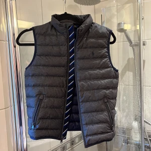 Polo Ralph Lauren Väst  - Stilren junior väst från Ralph Lauren i fint skick. Perfekt höst och vår väst. Använd endast ett fåtal gånger. Storlek 10-12. Skriv gärna vid ytterligare funderingar.