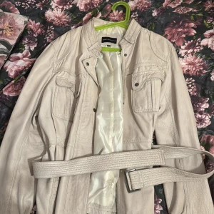 Vit skinnjacka  -  Skinnjacka från julia bergovich Sitter väldigt fint på kroppen värmer upp kroppen det går och styla den med allt använt väldigt sällan .