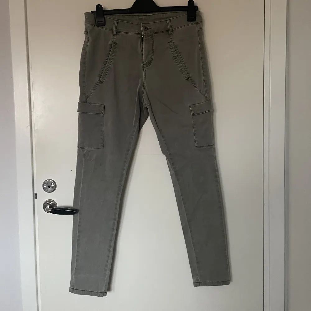 Väldigt snygga och bekväma cargo jeans! Bra skick!. Jeans & Byxor.