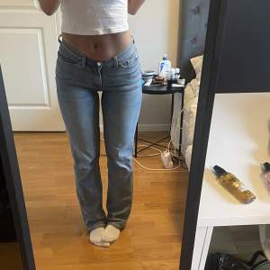 Säljer mina sjukt fina weekday jeans i storleken 26/32 som tyvärr inte kommer till användning. 💗