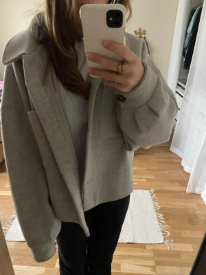 Grå NA-KD kappa - Superfin kappa från nakd, säljer pågrund av att den inte kommer till användning