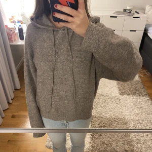 Stickad hoodie - Grå stickad hoodie i så mjukt material! Använd endast en gång