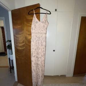 Paljett klänning från zalando med slit där bak  