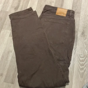Jeans - Bruna jeans från märket YOKE, köpta på junkyard. Använda endast vid test, snygga men bara inte kommit till användning
