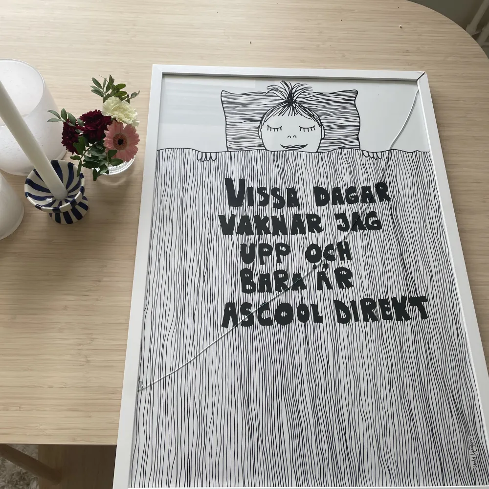 Poster av Linda Ljunggren som är ungefär 500 kr i nypris! 50x70 cm! Den trasiga tavlan ingår inte!. Övrigt.