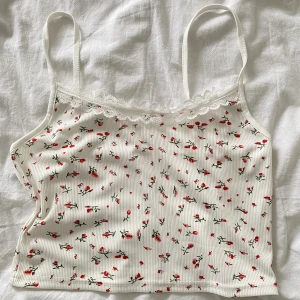 Linne - Jättegulligt linne med blommor på! Spets framtill och justerbara band baktill. Inte alls genomskinlig! Skriv för fler bilder 💙