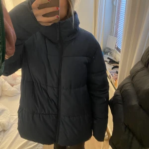 Blå vinterjacka  - Säljer mina mysiga blåa jacka som jag bara hann använda en vinter. Inga defekter och är i jättebra skick🌟