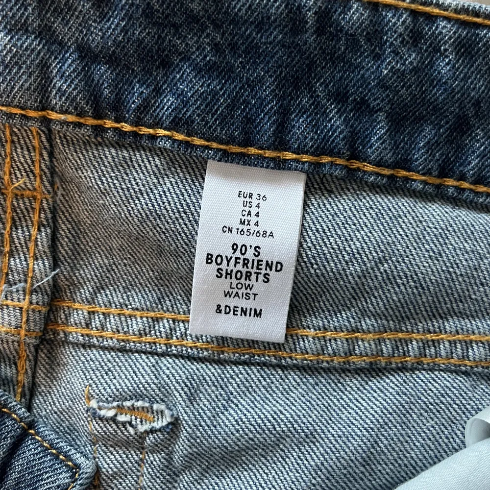 Jättefina jeansshorts i från H&M som är o strl 36. De är låga i midjaden och är i modellens ”90s boyfriend”. Säljer då de är en aning för små, samt att de ej används. De är i bra skick! 😑. Shorts.