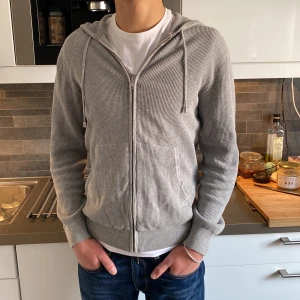 Zip hoodie - Säljer zip hoodie från mango i fint skick! Pris får gärna diskuteras och var inte rädd för att ställa frågor vid minsta funderingar.
