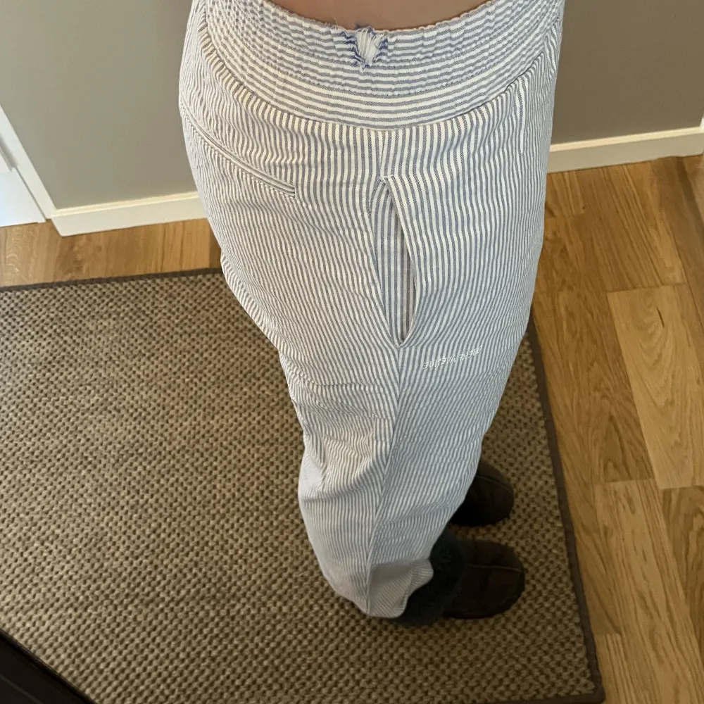 Djerfavenue Breezy Pants Blue Stripe. Byxorna har en defekt se bild 2! . Jeans & Byxor.