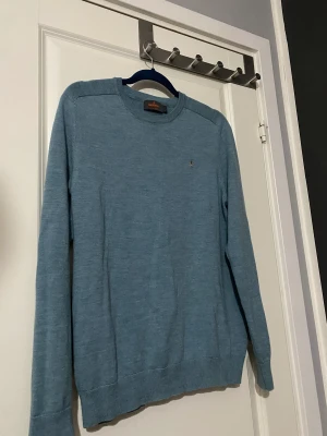 Morris merinoull  - Nypris 1299 Stickad tröja i 100% merinoull från Morris, i väldigt bra skick. Är i Large men passar nog M också. Säljer för att den är för liten. Nypris 1299