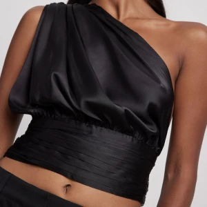 Svart topp - Sjukt snygg topp med jättefin rygg. Använd vid ett tillfälle 