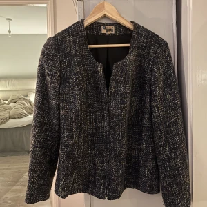 Jacka - En stickad kavaj jacka med dragkedja, rätt så varm så passar till hösten! Passar en Xs/S/M 