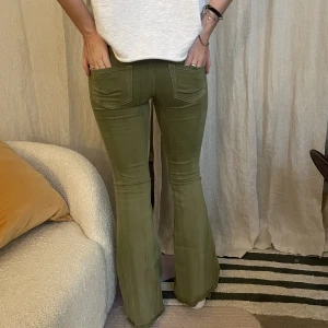 Lågmidjade gröna jeans - Wow så coola jeans💚💚💚 Sitter lågmidjade och superbra i längd