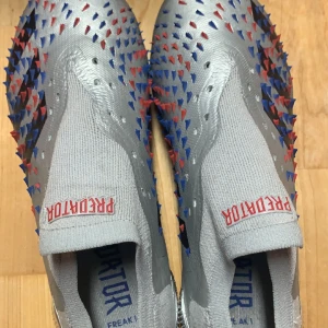 Fotbollsskor  - skick för ett bra pris. Skorna är säljer dessa fotbollskor som är använda ett fåtal gånger och som är i bra skick. Storlek på skorna är 39. Pris 1,300 men kan diskuteras. Skorna är utan Skosnören, dem har försvunnit. 