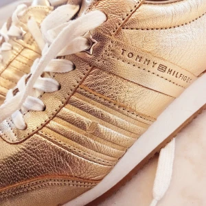 Tommy Hilfiger skor. Storlek 38 - Säljer dessa guldiga guldkorn till skor då dom är lite för små för mig. Tyvärr!  Tommy Hilfiger! •Storlek 38