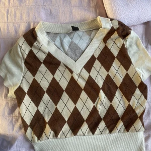 Cardigan ”t-shirt” - Cardigan ”t-shirt”. Bra skick, inte använd mycket. Storlek xs. 