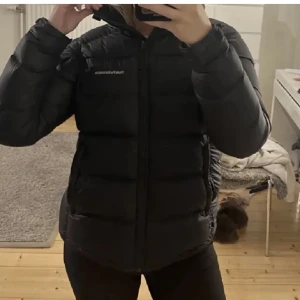 Peak jacka  - Säljer min jättefina peak performance jacka!! Köpt här på Plick nyligen och inte använd utav mig, knappt använd utav förra ägaren heller så i nyskick!! Stl 170 men sitter som en XS/S🩷 (lånade bilder)