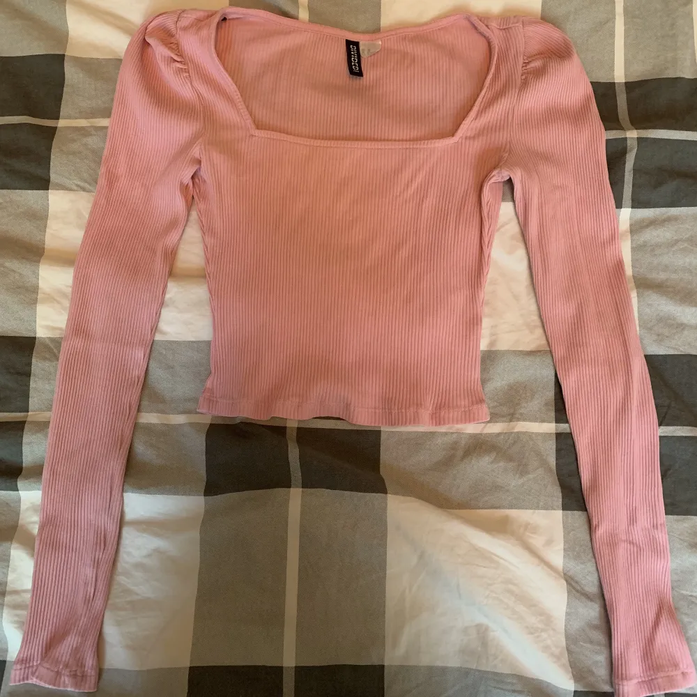 Rosa tröja med puffärmar från H&M. I storlek XS💗. Toppar.
