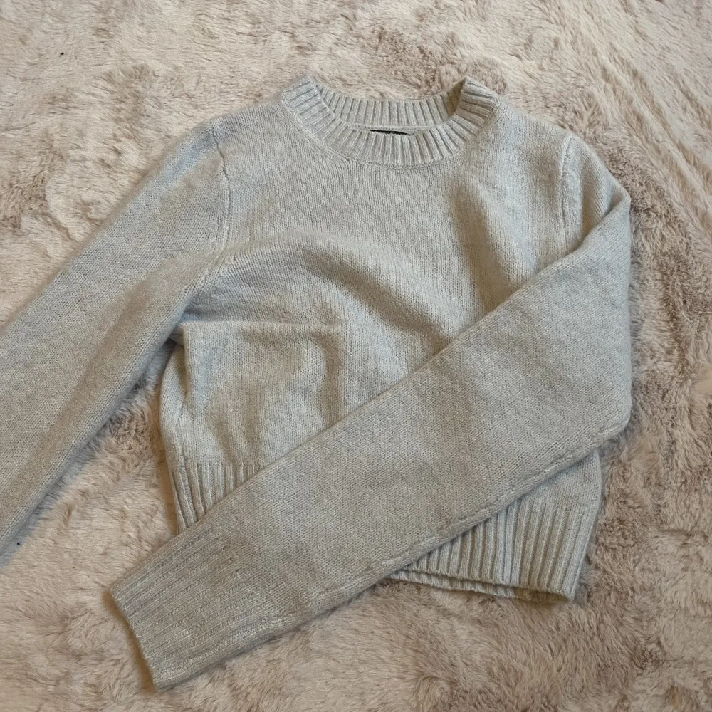 säljer denna ljusgråa lite croppade tröjan från new yorker, endast testad!❣️säljer för 100kr +frakt❤️. Tröjor & Koftor.