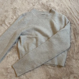 stickad tröja - säljer denna ljusgråa lite croppade tröjan från new yorker, endast testad!❣️säljer för 100kr +frakt❤️