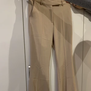 Supersnygga NAKD kostymbyxor - Storlek 36, skulle säga att de är 38. Långa i benen. Aldrig använda. 