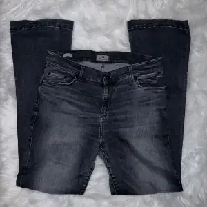säljer mina mörkgråa ltb jeans i modellen fallon pågrund av att de är för stora vid midjan💘 (de är lite ljusare än på bilden) nypris: 799kr!