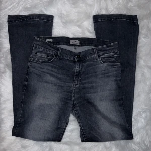 ltb jeans, 32x32 - säljer mina mörkgråa ltb jeans i modellen fallon pågrund av att de är för stora vid midjan💘 (de är lite ljusare än på bilden) nypris: 799kr!