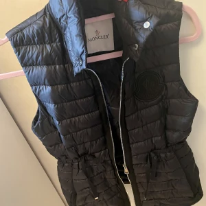 Moncler väst  - I nyskick, storlek S Köptes för 5000, säljer för 1000