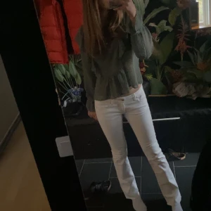 Lågmidjade jeans  - Säljer nu dessa as fina vita lågmidjade bootcut jeans med detaljer på fickorna. Sitter bra i längden på mig som är 173 men passar även kortare🥰 De är av en äldre modell! endast använda en gång av mig💕