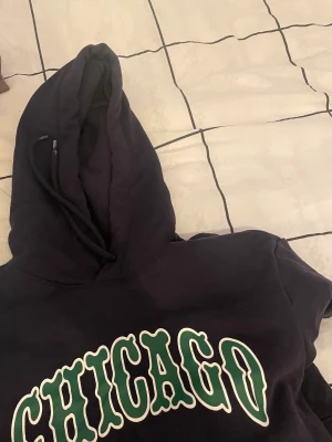 Hoodie  - Hejsan! Säljer denna mörkblåa hoodien eftersom den aldrig kommer till användning😊