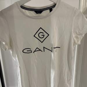 Denna söta Gant T-Shirt är enbart använd en gång. Den är enkel och fin och passar S och XS💗