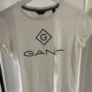 Denna söta Gant T-Shirt är enbart använd en gång. Den är enkel och fin och passar S och XS💗