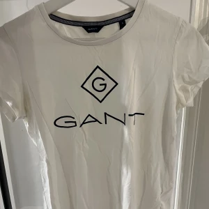 Gant T-Shirt - Denna söta Gant T-Shirt är enbart använd en gång. Den är enkel och fin och passar S och XS💗