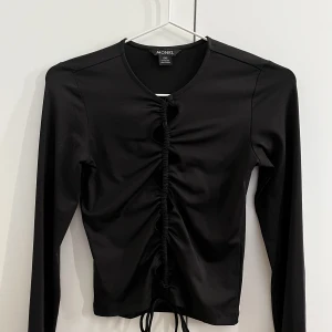 Topp från Monki  - Super fin svart topp från Monki. Aldrig använd, nyskick.💕
