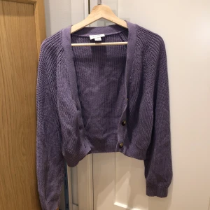 Lila cardigan från Monki - Säljer denna söta kofta från Monki i storlek XS. Använd endast ett fåtal gånger, i fint skick! Skriv om frågor!💝