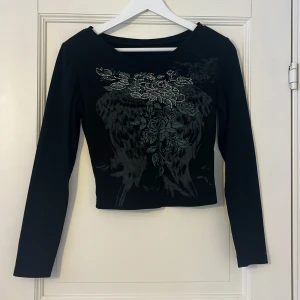 Långärmad tröja med glitter✨ - Tröjan är helt oanvänd och det är därför jag säljer den, dock väldigt fint😍