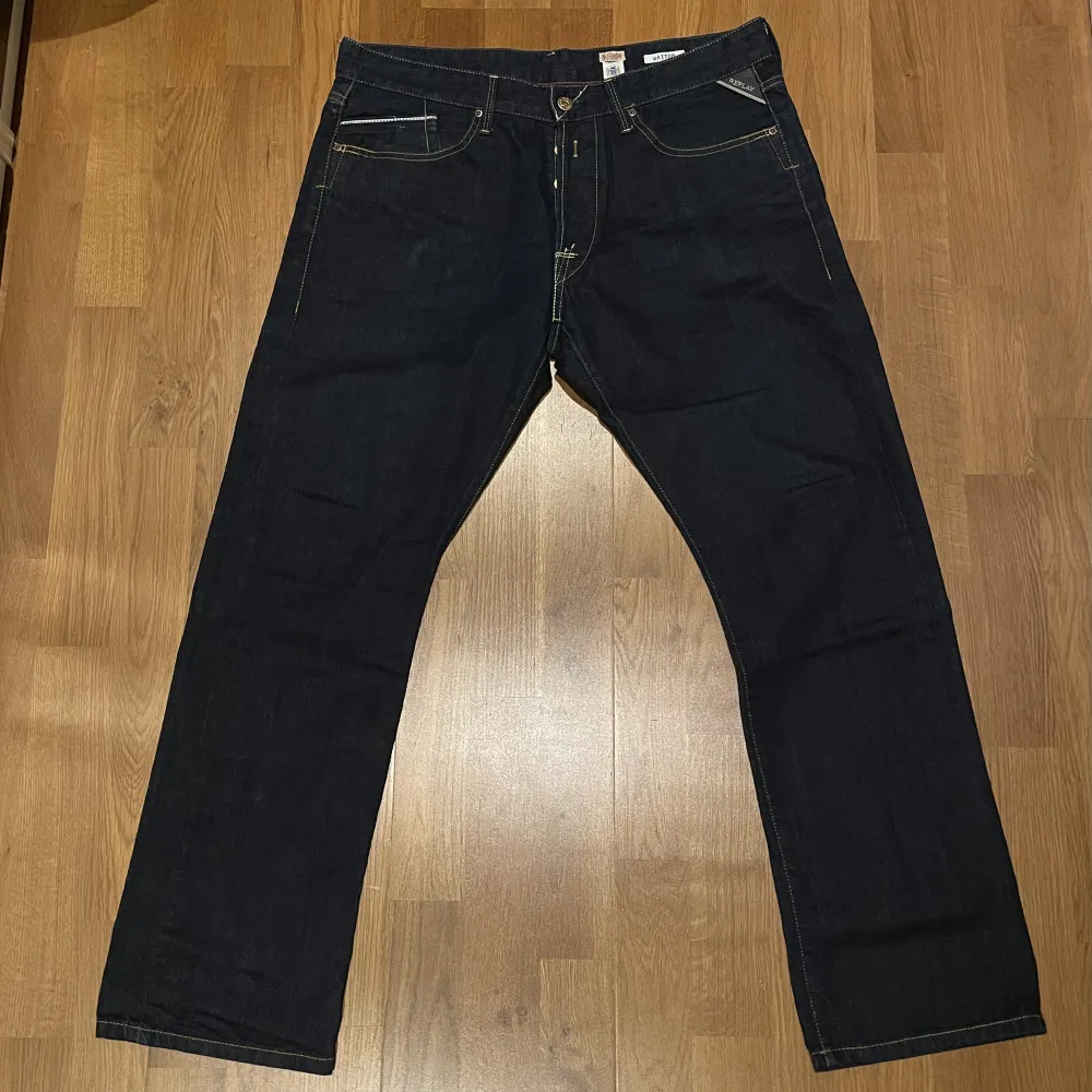 Replay jeans i storleken 36/32. Fin mörkblå färg och modellen heter WAITOM, perfekt färg nu till hösten och vintern! Inte mycket använda, i nyskick! Hör av er vid frågor! Mvh Jonatan. Jeans & Byxor.