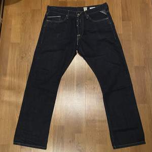 Replay jeans i storleken 36/32. Fin mörkblå färg och modellen heter WAITOM, perfekt färg nu till hösten och vintern! Inte mycket använda, i nyskick! Hör av er vid frågor! Mvh Jonatan