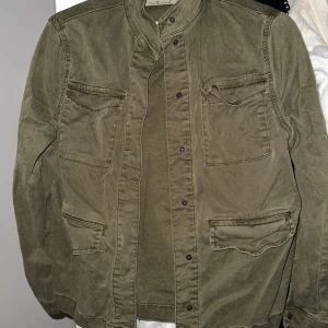 Cargo jacka - Cargo jacka som inte kommit till användning då den va liten i storleken🤍