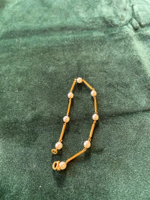 Guldarmband  - Vackert guldpläterat armband med pärlor 
