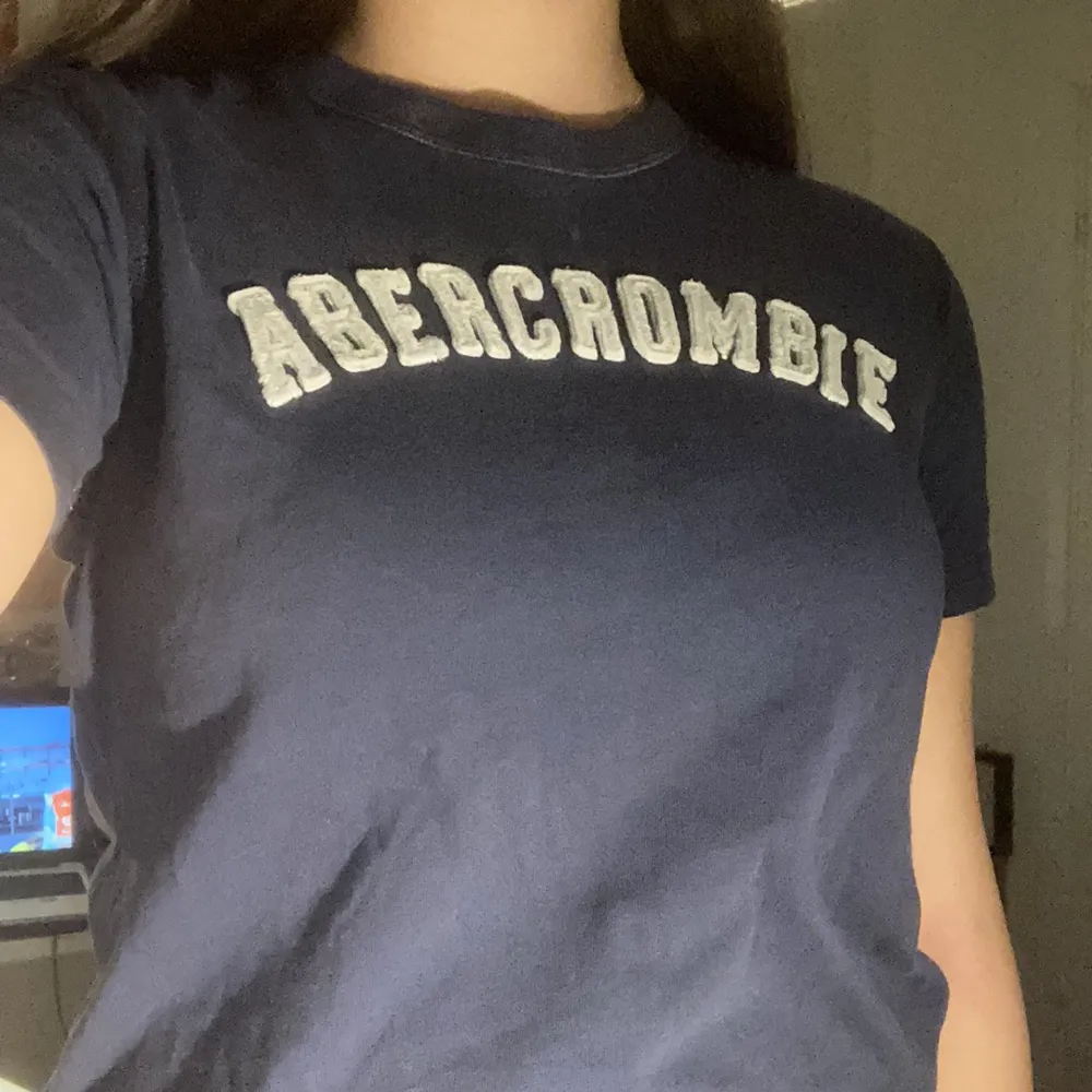 T-shirt från amerikansk märke Abercrombie & Fitch! Strorlek S men passar mig som brukar ha storlek M!💗. T-shirts.