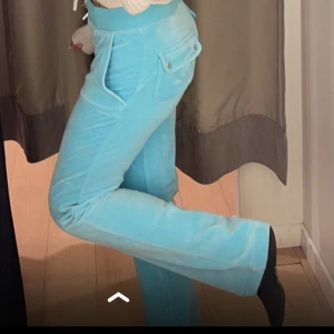 Juicybyxa turkos stl xxs - Säljer mina turkosa juicy couture byxor då dem inte kommer till användning. De är i nyskick och endast använda ett fåtal gånger. De tillverkas inte längre i denna färg och är därför högt efterfrågade. De är i stl xxs men passar även för dem med stl xs. 