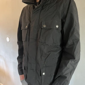 Field jacka  - PONDUS!  Säljer denna fräscha svarta field jacka!  Storlek L  Den är helt perfekt till vinterhalvåret då den är svart och tål att ha lager under den. 